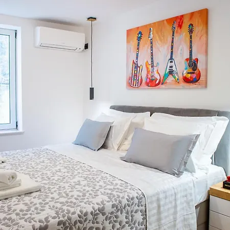 Апартаменты Three Bedroom With Old Town View - Orlanda's